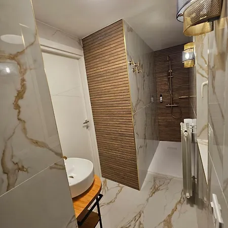 Binario 5, A Due Passi Da Porta Nuova E Dal Centro *