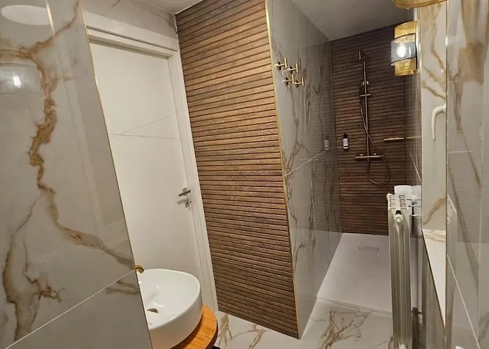 Binario 5, A Due Passi Da Porta Nuova E Dal Centro *